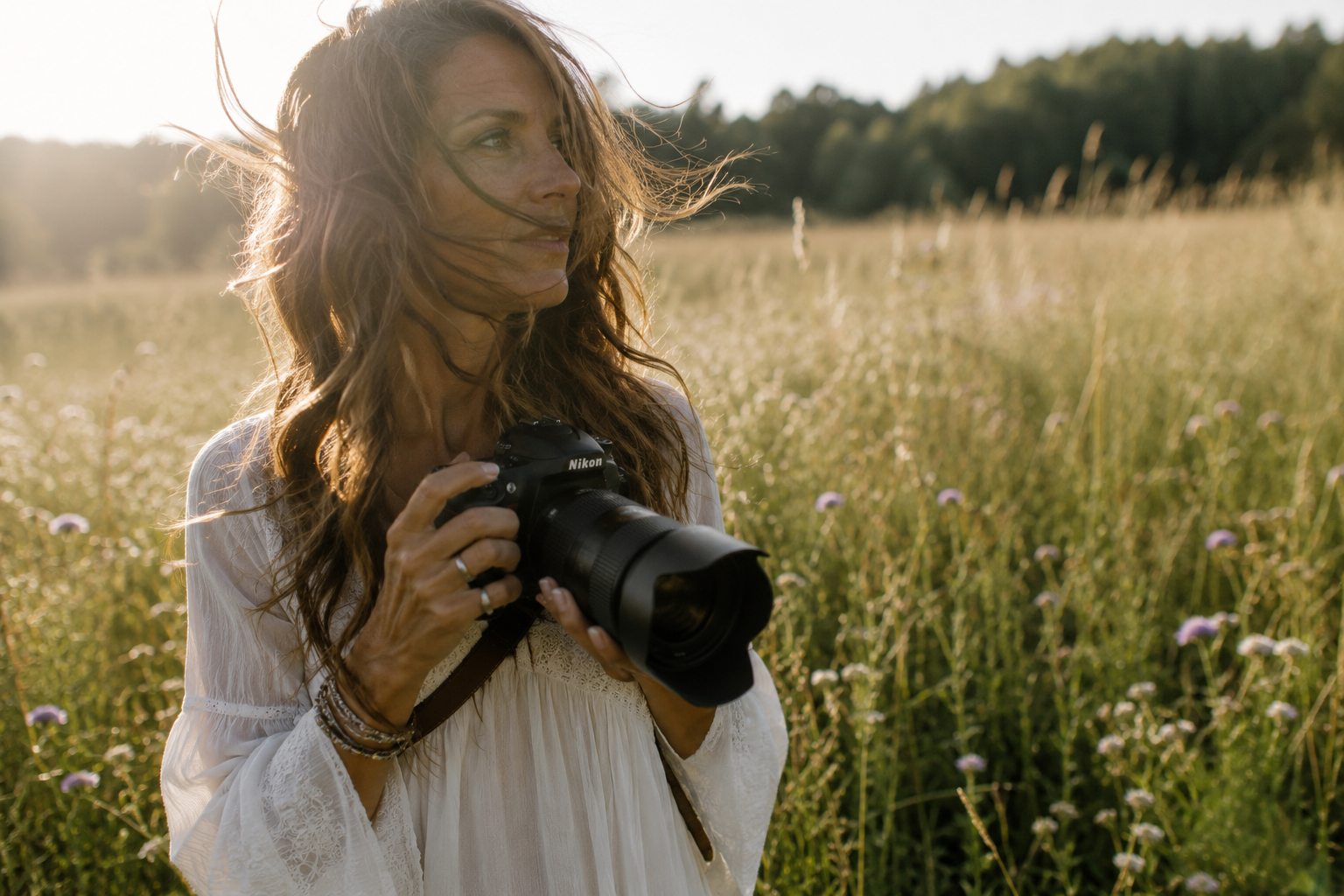 frau mit kamera im sommerwind